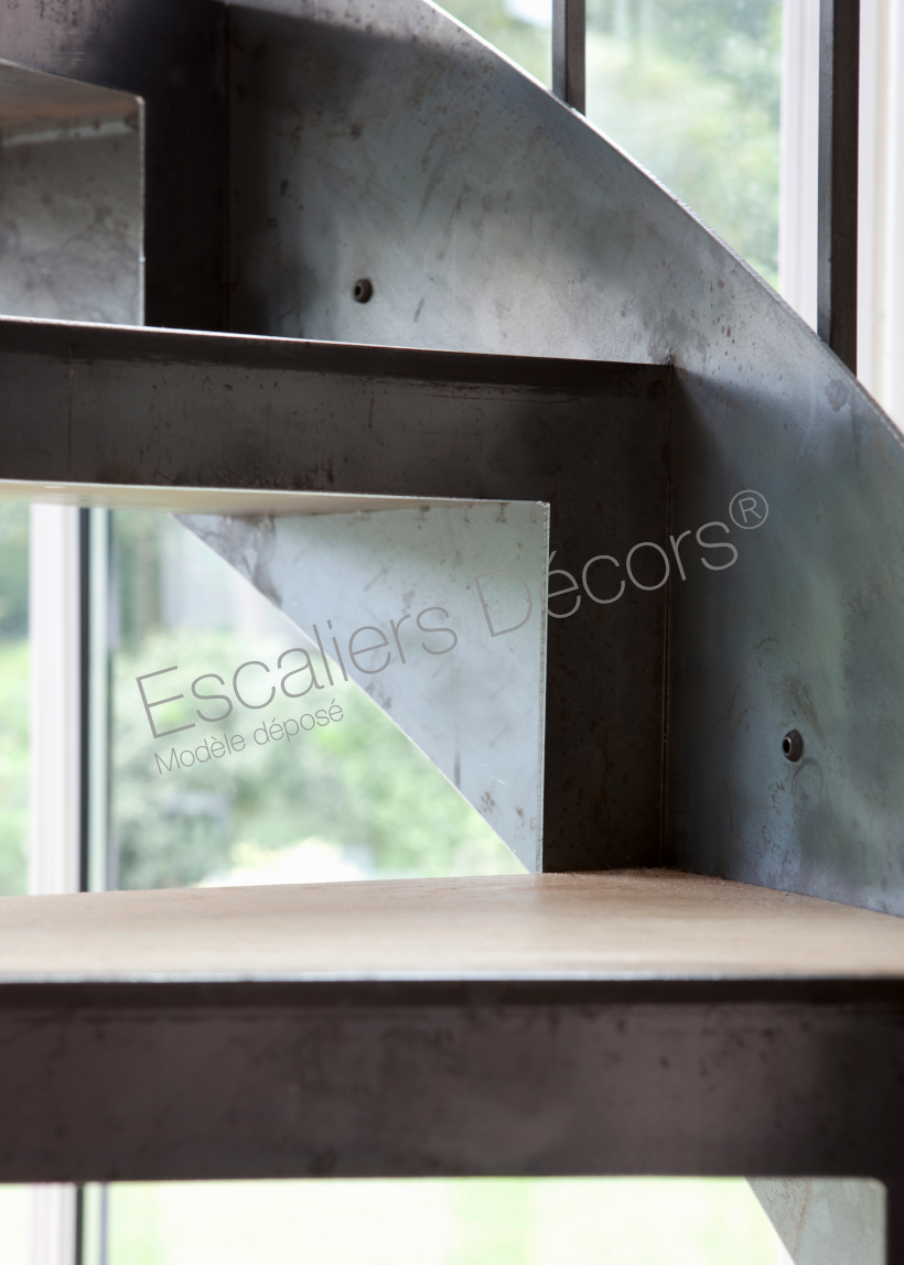 DH94 - Escalier intérieur en métal et bois colimaçon détail de la contremarche ajourée Esprit Art Déco. Vue 4